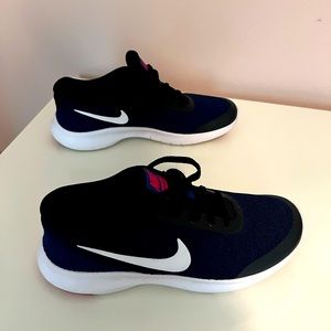 Nike Navy blue women’s 7 worn once like new